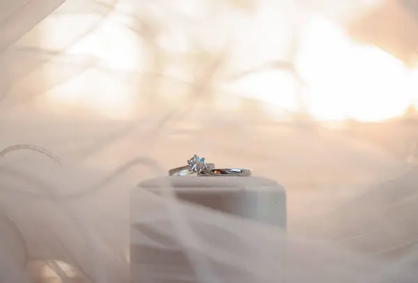 ブライダルベールのダイヤモンド婚約結婚指輪 ウェディングアクセサリー バレンタインデー ウェディングデーコンセプト — ストック写真