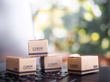 Laptop klavyesindeki kutular. Ev teslimatı sunan online alışveriş konseptleri