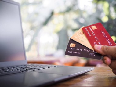 Kredi kartı tutan kadın. Teknoloji ve İnternet, Çevrimiçi alışveriş, bankacılık, bankacılık, çevrimiçi bankacılık ve ödeme dünyasındaki konsept