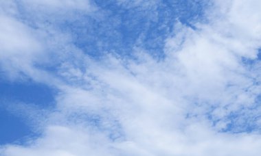 Doğa arka planı için beyaz bulutlu mavi gökyüzü