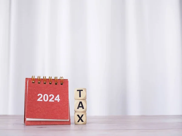 Schreibtischkalender 2024 Und Holzblöcke Mit Dem Wort Steuer Das Konzept Stockbild