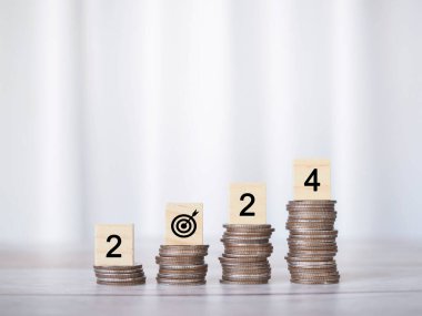Tahta blok, 2024 numaralı madeni para yığını. Ticari başarı hedefi, Finansal, Yatırım ve İş için para biriktirme kavramı 2024 yılının yeni yılında büyüyor.