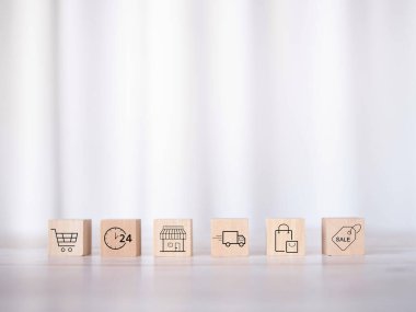 Çevrimiçi alışveriş ve e-ticaret simgeleriyle ahşap blok.