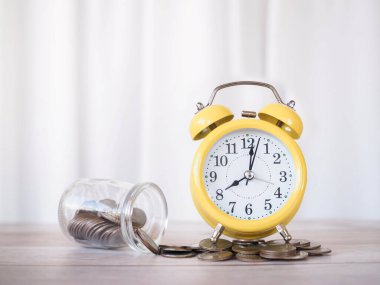 Sarı alarm ve bozuk para yığını. Tasarruf kavramı, iş başarısı hedefine zaman ayırmak, Finansal, Yatırım ve İş Büyütme