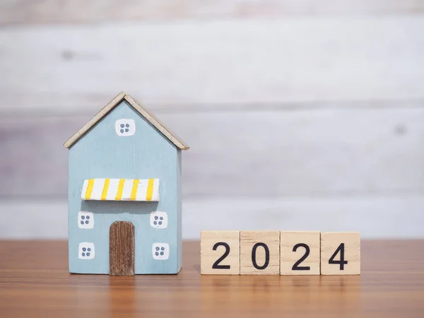 Holzblock Mit 2024 Und Miniaturhaus Das Konzept Der Immobilieninvestitionen Häuserhypothek lizenzfreie Stockbilder