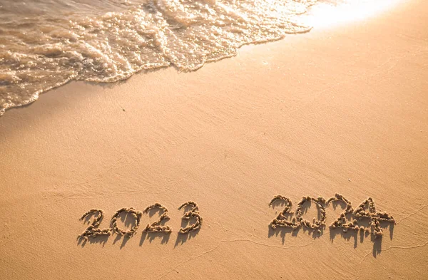 Handschriftliche Inschrift 2023 Und 2024 Strand Bei Sonnenuntergang Das Konzept Stockfoto