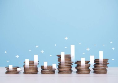 Virtaul artan grafiği olan bozuk para yığını. İş büyümesi, mali yatırım, piyasa hisseleri, kar iadesi, bölünme ve iş fonu kavramı