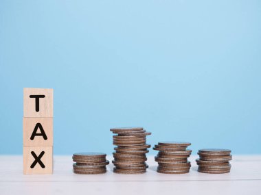 Tahta bloklarda vergi ve bozuk para var. Tasarruf ve vergi ödemek için zaman kazanma konsepti