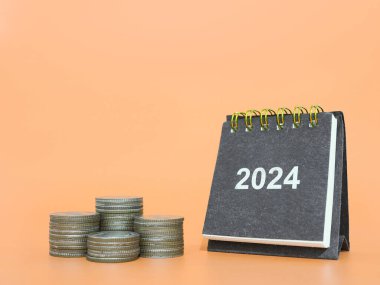 2024 masa takvimi ve bozuk para yığını. İş büyümesi, Finansal yatırım, piyasa hisseleri, kar iadesi, 2024 yılında bölünmüş ve iş fonu kavramı