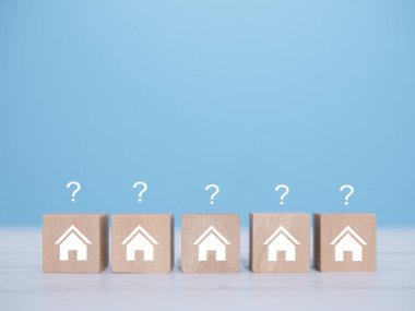 Soru işareti simgeli minyatür bir ev. Geleceği planlamak için uygun bir ev seçimi. Emlak