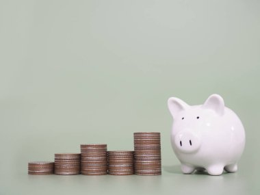 Yığınla madeni parası olan domuz kumbarası para biriktirme, finans, yatırım ve iş büyütme kavramı..