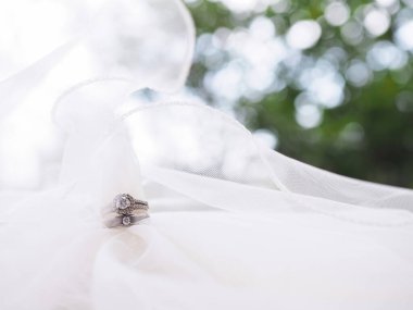 Elmas nişan yüzükleri duvakta. Düğün aksesuarları. Sevgililer Günü ve Düğün Günü konsepti.