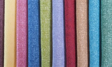 Renkli arka plan, renkli kumaş yığını. Sessiz renkli kumaş arkaplanının tam çerçeve görüntüsü