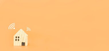 Karısının sinyalli minyatür evi. Ağ bağlantısı kavramı, internet, akıllı ev kontrolü ve otomasyon sistemi teknolojisi.