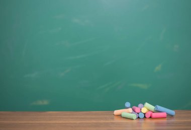 Eğitim geçmişi için tahtaya tebeşirle çizilmiş çok renkli tebeşir.