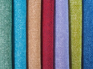 Renkli arka plan, renkli kumaş yığını. Çok renkli kumaş arkaplanının tam çerçeve görüntüsü