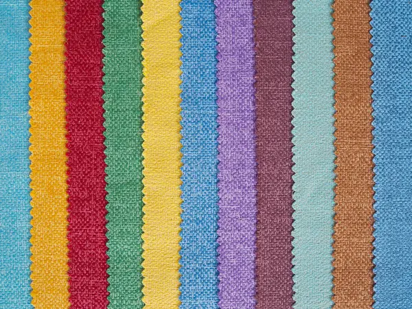 Renkli arka plan, renkli kumaş yığını. Çok renkli kumaş arkaplanının tam çerçeve görüntüsü