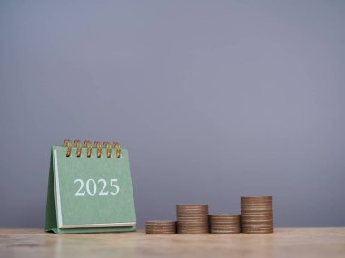 2025 masa takvimi ve bozuk para yığını. İş büyümesi, Finansal yatırım, piyasa hisseleri, kar iadesi, 2025 yılında bölünmüş ve iş fonu kavramı