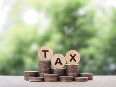 Tahta bloklarda vergi yazıyor. Tasarruf ve vergi ödemek için zaman kazanma konsepti