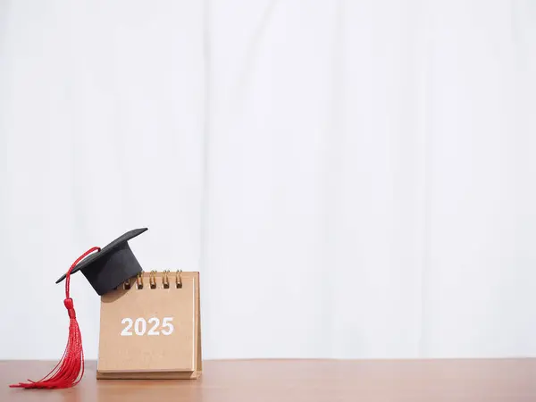 Çalışma hedefleri, 2025 Mezuniyet şapkalı masa takvimi. Çözüm, Hedef, Eylem, Planlama ve Başarı İçin Zaman Yönetimi Mezunu.