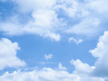 Doğa arka planı için beyaz bulutlu mavi gökyüzü