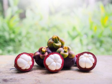 Ahşap masada olgun mangosteen. Tayland 'da meyvelerin kraliçesi.