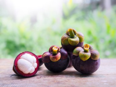 Ahşap masada olgun mangosteen. Tayland 'da meyvelerin kraliçesi.