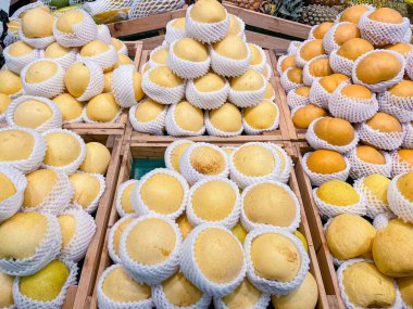 Süpermarkette satmak için ahşap sepetteki Çin armutları