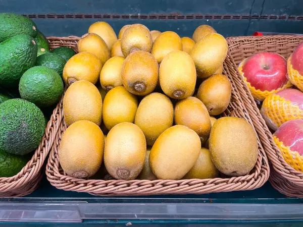 Süpermarkette satmak için taze organik Avocados, Golden kiwi ve Apple sepeti.
