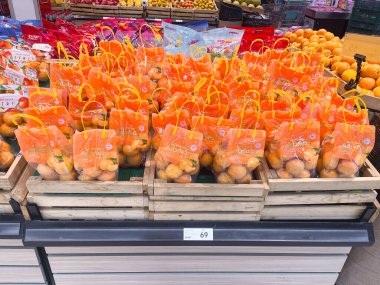 RAYYONG, THAILAND - 21 Haziran 2025: Süpermarkette satmak için taze organik portakal.