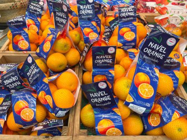 RAYYONG, THAILAND - 21 Haziran 2025: Süpermarkette satmak için taze organik portakal.