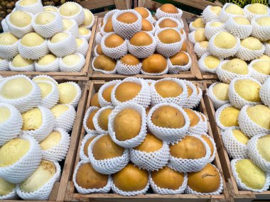 Kar armutları, süpermarkette satmak için ahşap sepetteki Çin armutları.