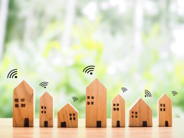 Karısının sinyalli minyatür evi. Ağ bağlantısı kavramı, internet, akıllı ev kontrolü ve otomasyon sistemi teknolojisi.