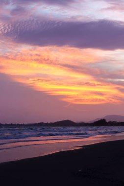 Doğanın arka planı için dramatik günbatımı gökyüzü olan deniz manzarası