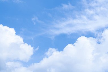 Doğa arka planı için beyaz bulutlu mavi gökyüzü