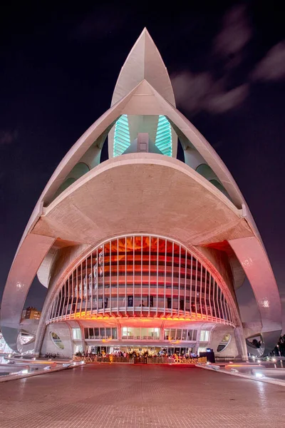 赤で照らされた芸術の宮殿の夜景 — ストック写真