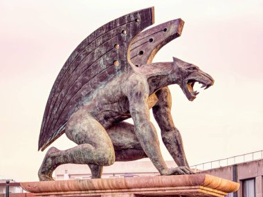 Valencia 'daki Gargoyle Köprüsü' nün (Pont del Regne) dört Gargoyle 'dan birinin bronz heykeli.