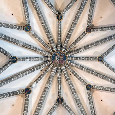 Valencia Katedrali 'ndeki Kadeh Şapeli' nin tavanında İsa ve Meryem 'in madalyonu var.