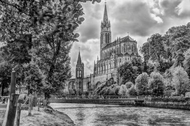 Notre Dame de Lourdes 'in görkemli mabedi Ousse Nehri kıyısında görüldü.