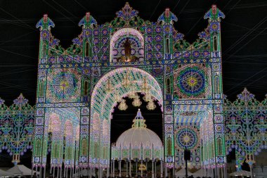 Renkli ışıklarla tasarlanmış ışık kilisesi