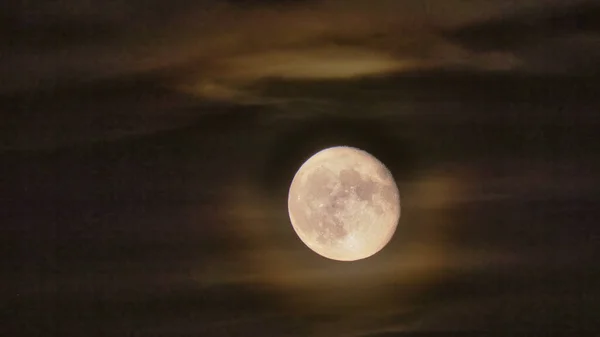 Superksiężyc Września 2023 Świecący Chmurze Zasłoniętego Nieba Jego Kratery Wyraźnie — Zdjęcie stockowe