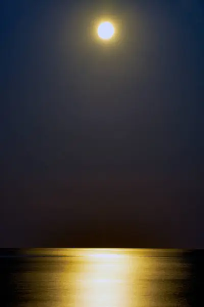 Зрелищное Золотое Отражение Полного Лунного Света Море Летнюю Ночь — стоковое фото