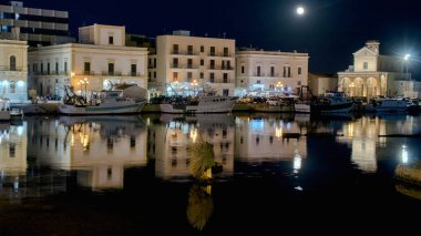 Gelibolu limanında gece yansımaları