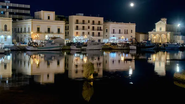 Gelibolu limanında gece yansımaları