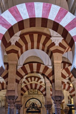 Büyük Cordoba Camii 'nin kemerlerinin ayrıntıları, şimdi de Hristiyan Katedrali..