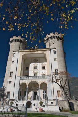 Aymavilles 'in Rönesans şatosu altın yapraklı dallarla çevrili..