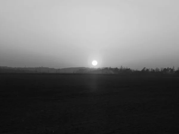 Schwarzweißes Bild Flammender Sonnenuntergang Über Gepflügtem Feld Rote Sonne Und — Stockfoto