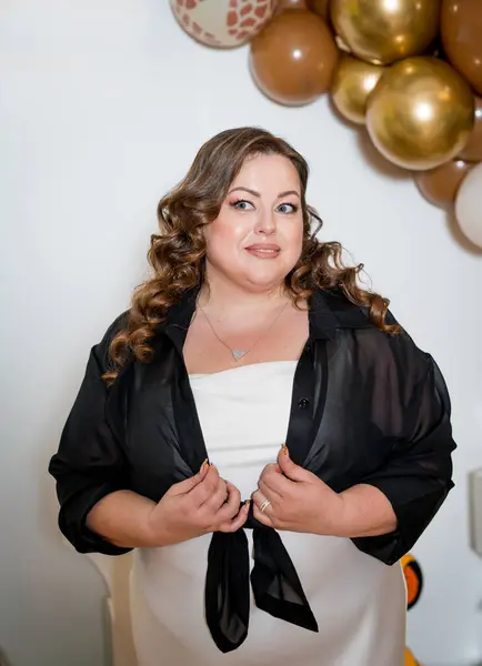 Beyaz elbiseli ve siyah pelerinli güzel bir kızın portresi.