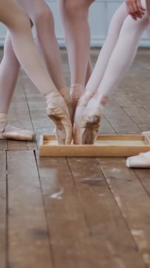 yakın çekim, genç dansçıların fit kızlar pointe ayakkabı ipuçları özel toz ile bir kutu içine daha düşük.