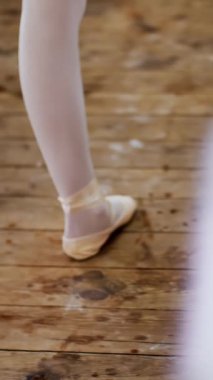 yakın, dans salonu, balerin bale ayakkabıları tendu bir yana, grand battement, zarif, barre adlı bale sınıf aynada yakın duran gerçekleştirir..